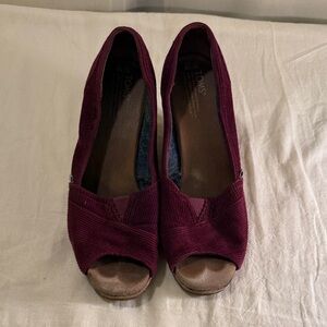 Tom’s open toed corduroy wedge shoes size 10 wine red color